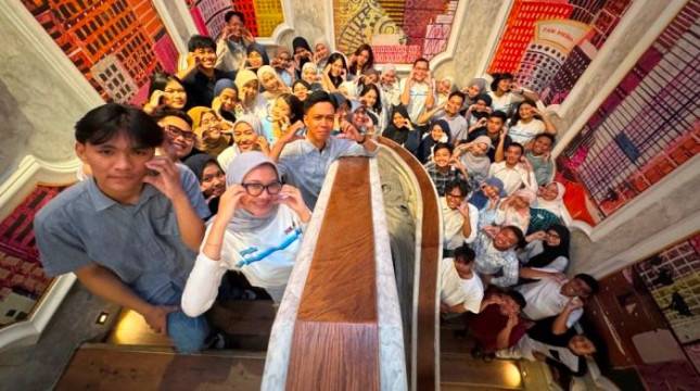 Bluebird Salurkan Beasiswa untuk 1.945 Anak Pengemudi dan Karyawan