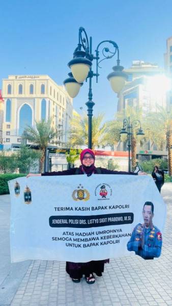 Tangis Haru Mewarnai Mimpi Guru PAUD Umroh Gratis dari Kapolri&nbsp;