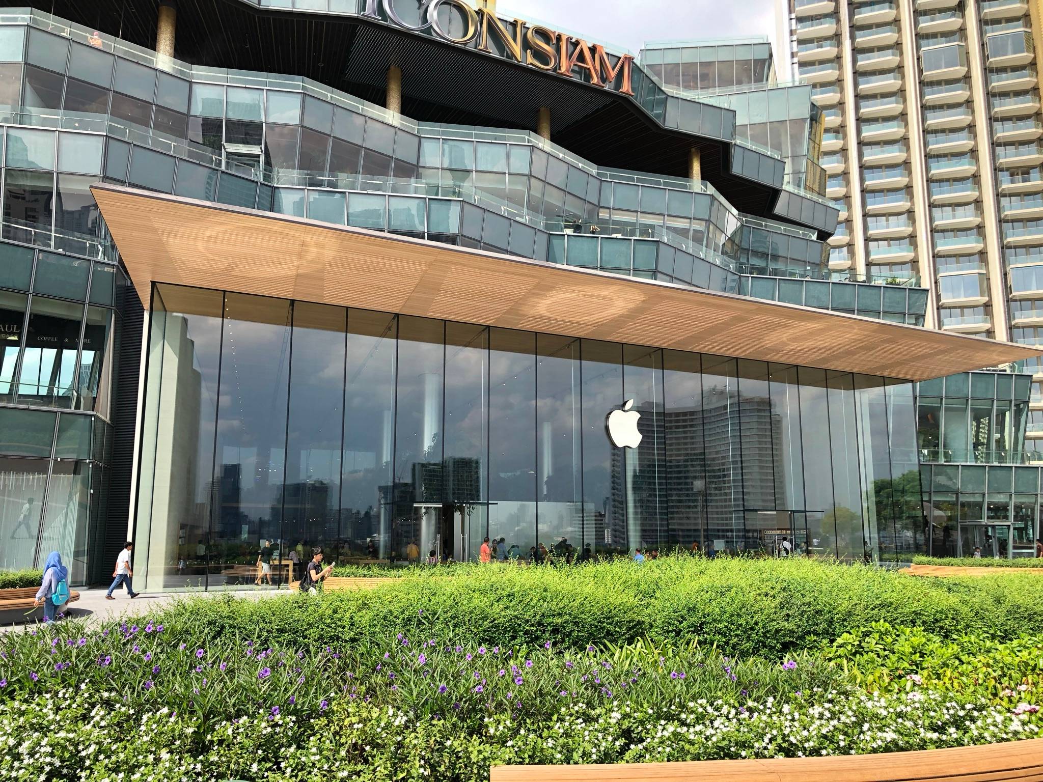 Apple Naikkan Harga iPhone MacBook dan iPad Hingga 20 Persen, Tim Cook Sebut Krisis Chip Memori AI Jadi Penyebab
