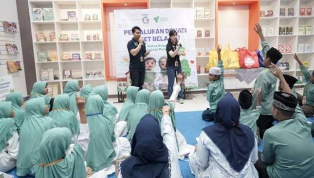 Mengintip Senyum Bahagia Fatih Saat Terima Tas Baru dari Gramedia-Dompet Dhuafa