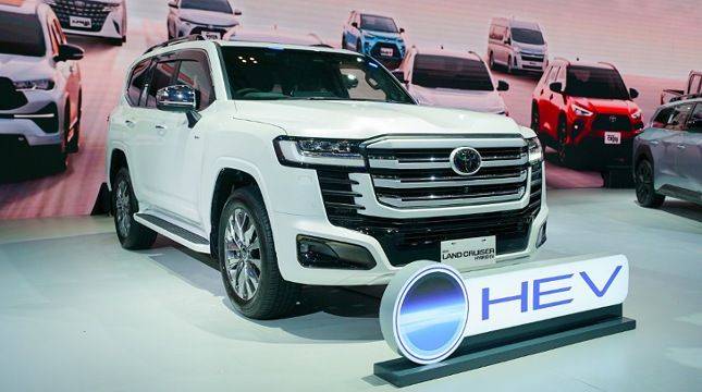 Toyota Tancap Gas di GIIAS 2026, Land Cruiser Hybrid dan bZ4X Touring Resmi Meluncur