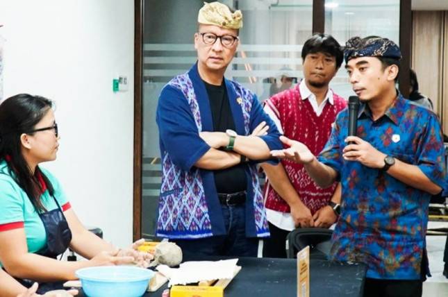 Menperin Agus Dorong IKM Fesyen dan Kriya Go Digital untuk Perluas Pasar
