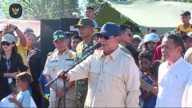 Tinjau Pengungsian Nagekeo, Prabowo: Pemerintah Tidak Akan Membiarkan Saudara Sendiri