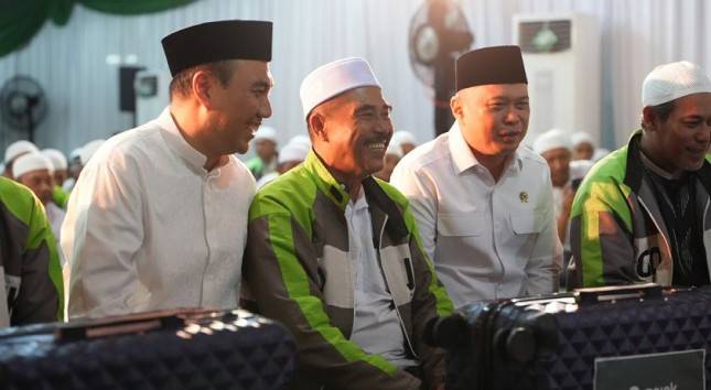 Menhub Dudy Lepas 70 Mitra Driver Gojek Legend Berangkat Umrah