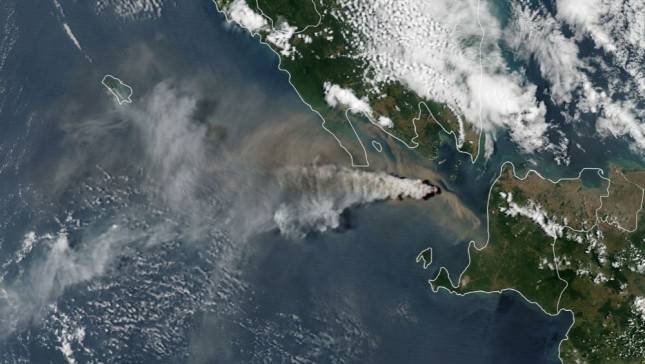 Saat Abu Anak Krakatau Bergerak ke Samudra, Ancaman Tetap Mengintai di Langit