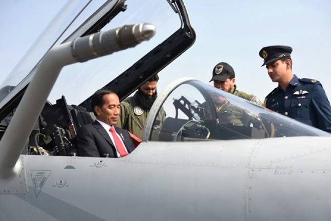 Presiden Jokowi Naiki Kokpit Pesawat JF-17 di Islamabad
