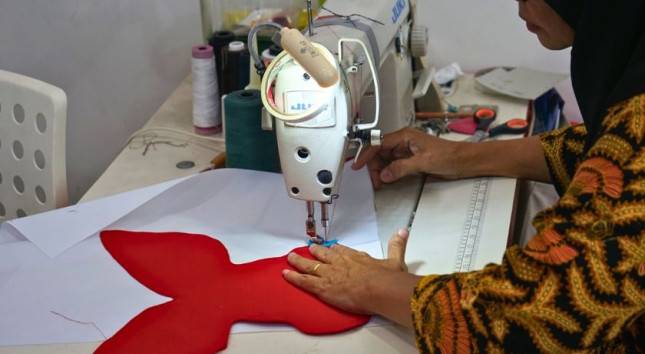 J&T Express Olah 146 Kg Limbah Seragam Kurir, Tekan Emisi dan Berdayakan Perempuan