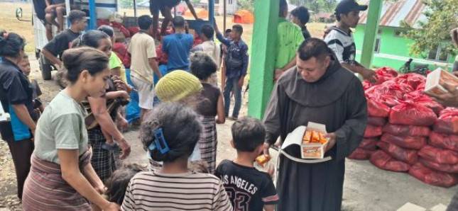  Menembus Medan Berat Pegunungan, JPIC OFM Salurkan 1.150 Paket Sembako bagi Penyintas Gempa Flores