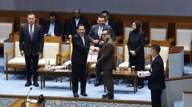 Paripurna DPR Sahkan 15 RUU Kabupaten/Kota di Kalimantan Menjadi UU