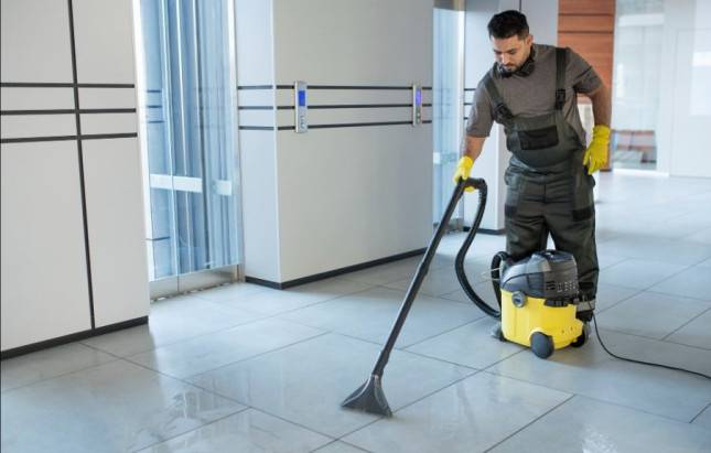 Efisiensi Operasional Dimulai dari Lantai: Mengapa Pabrik dan Gudang Beralih ke Mesin Cleaning Profesional