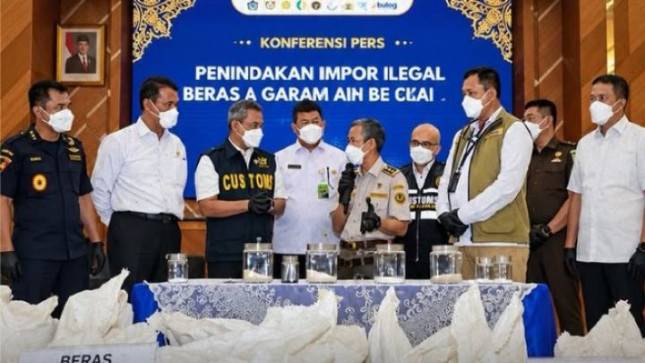 Pemerintah Tindak 30 Kontainer Beras dan Garam Impor Ilegal Senilai Rp15,8 Miliar