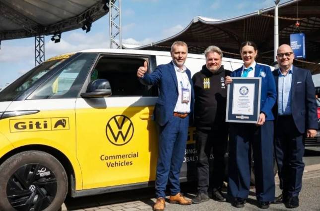 16 Bulan Keliling Dunia, VW ID.Buzz World Tour Raih Rekor Dunia Bersama Giti Tire