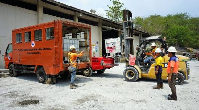 Aksi Nyata Tanggulangi Karhutla, NHM Serahkan 8 Unit IBC Tank ke BPBD Halut