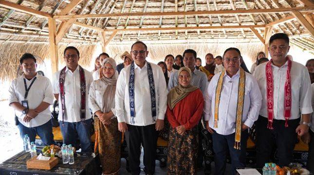 Kebakaran Desa Adat Sade, BRI Insurance dan PNM Turun Tangan Bantu Warga Bangkit