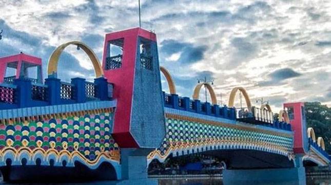 Asyik! Ada "Flying Desk" Spot Foto Menarik di Jembatan Berendeng, Tangerang
