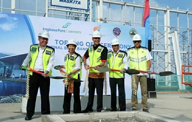 Ke Semarang, Menteri BUMN Rini Soemarno Lakukan Topping Off Terminal Baru Bandara Udara Ahmad Yani