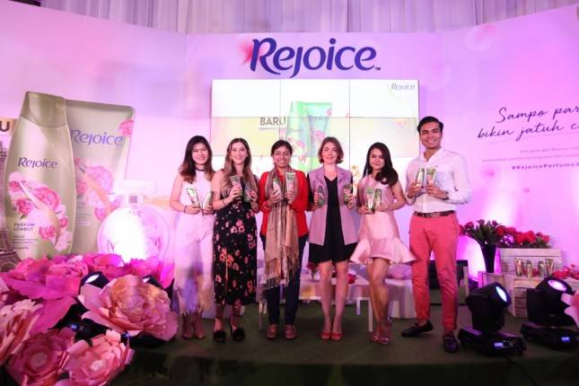 Rejoice Perfume Shampoo Lengkapi Momen Indah dan Penuh Kasih Sayang