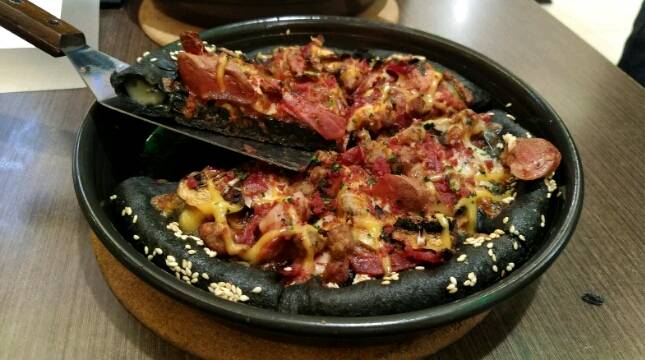 #Beranibeda Pizza Hut Luncurkan Black Pizza dan Hadirkan Dua Robot Pintar