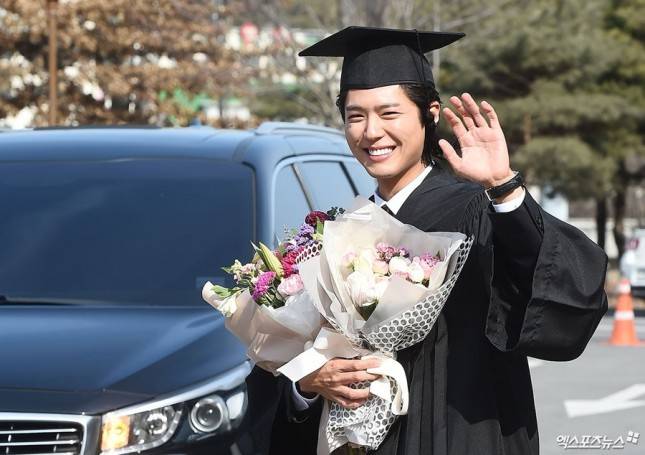 Aktor Park Bo Gum Rayakan Kelulusan di Universitas Myongji