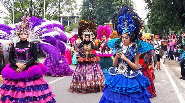 Kain Khas Kalimantan ditampilkan di Banjarmasin Sasirangan Festival 