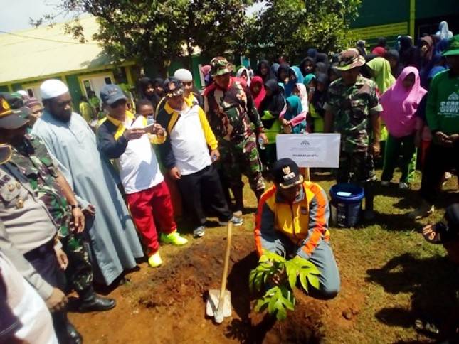 Pesantren Ini Go Green dengan Tanam 300 Pohon Sukun