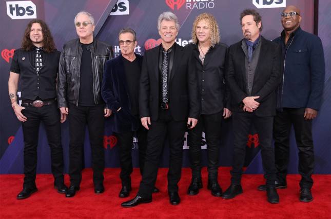 Bon Jovi Sampai Charlie Puth Tampil Kece di Red Carpet iHeartRadio Music Awards 2018