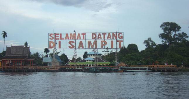 Wisatawan Asing Asal Jerman Menyusuri Sungai Mentaya, Sampit