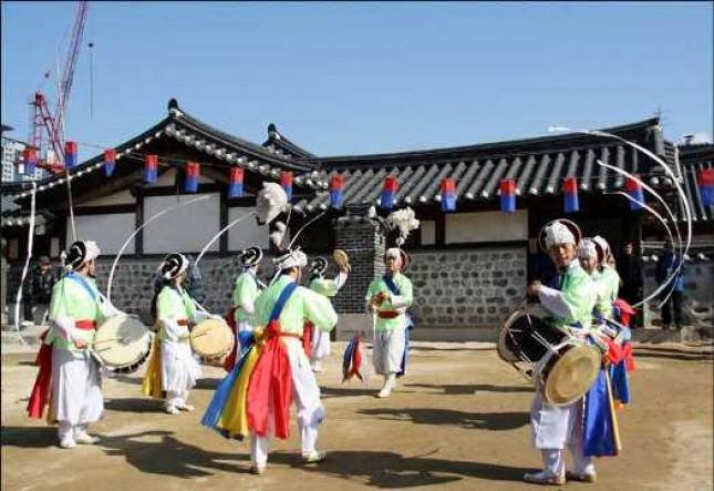 Selain Berwisata, Kamu Bisa Pelajari Budaya di Hanok Village Namsangol