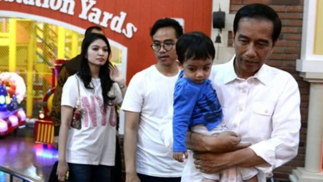 Presiden Jokowi Mengisi Liburan Bersama Cucu di Solo