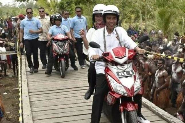 Presiden Jokowi-Ibu Negara Keliling Asmat Naik Motor