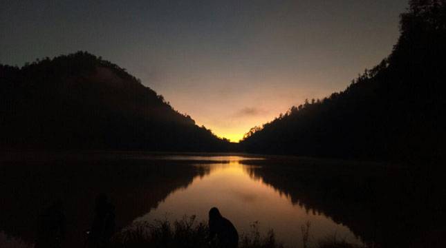 Merasakan Kehangatan Matahari Terbit di Ranu Kumbolo, Gunung Semeru