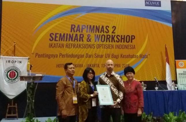 ACUVUE Mendukung Simposium Kesehatan Mata di Jakarta Bersama IROPIN