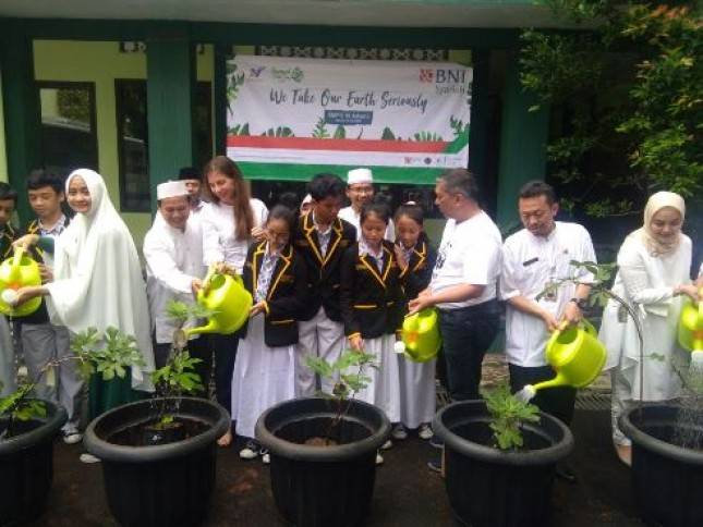 BNI Syariah Bagikan 6800 Bibit  di Earth Day 2018