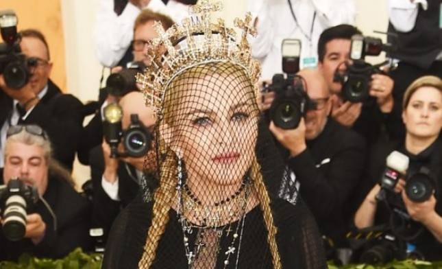Tampil di Met Gala 2018, Madonna Kenakan Aksesoris Rancangan Desainer Indonesia