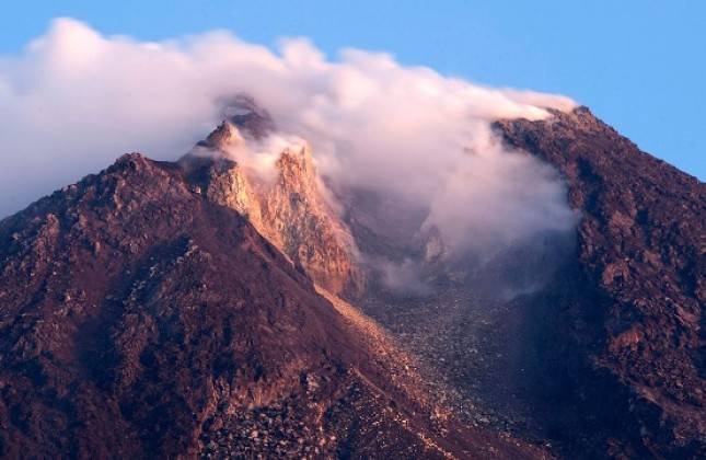 Gunung Merapi Yogyakarta Luncurkan Lima Guguran Lava Pijar