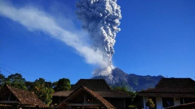 Gunung Merapi Semburkan Awan Panas Guguran 1.200 Meter