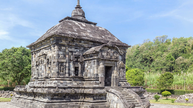 Asyiknya Berwisata Sembari Ngabuburit Keliling Candi Naik Jip