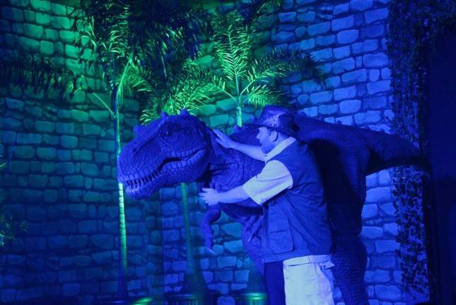 Pertama di Bekasi, Live Dino Show Hadir Menghibur Anak-anak Saat Liburan Sekolah