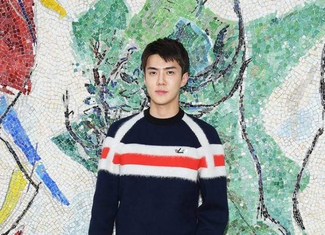 Sehun Jadi Selebriti Berbusana Terbaik di Fashion Show Louis Vuitton