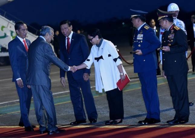 Presiden Jokowi Sambut Langsung PM Mahathir Mohammad di Bandara Halim