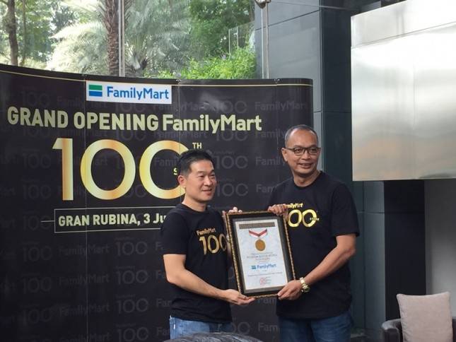 Resmikan Toko ke-100, FamilyMart Pecahkan Rekor MURI
