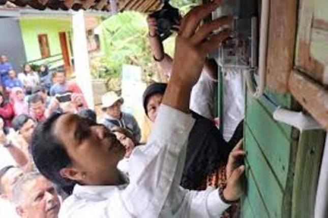 Menteri BUMN Rini Resmikan Sambungan Listrik di Tasikmalaya