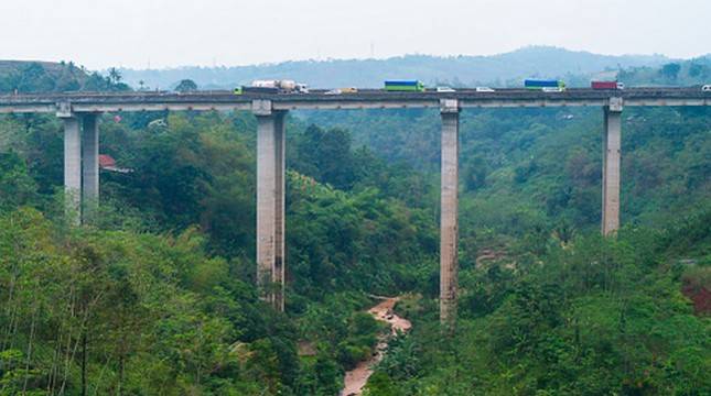 Banyak Sopir Bandel Nekat Lewati Cisomang