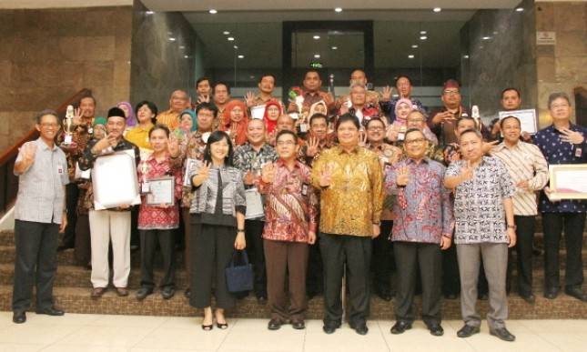 Menperin Berikan Tujuh Kategori Penghargaan Kepada Unit Satuan Kerja di Lingkungan Kemenperin 