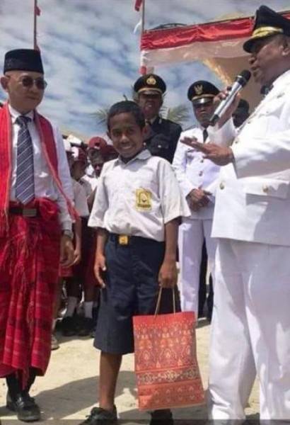 Yohanis Gama  Marschel Terima Bea Siswa dari Panglima TNI 