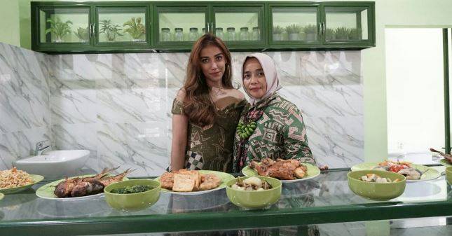 Lara, Kini Merambah Usaha Kuliner di Warunge Lara