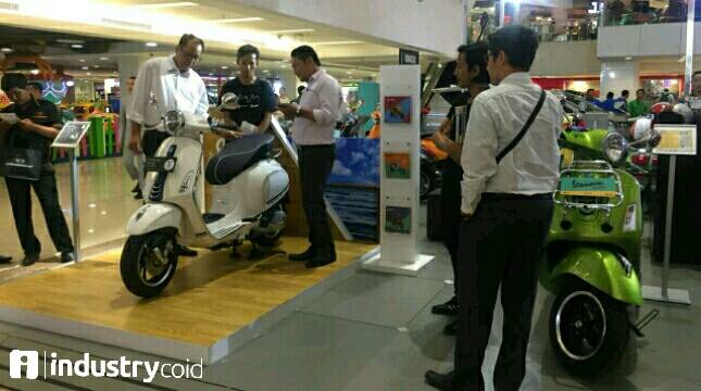 Piaggio Indonesia Sapa Pecinta Vespa Surabaya Melalui Kegiatan Mall-to-Mall Exhibition