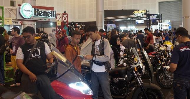 Antusiasme Pengunjung Menghadiri GIIAS Surabaya Auto Show 2018 
