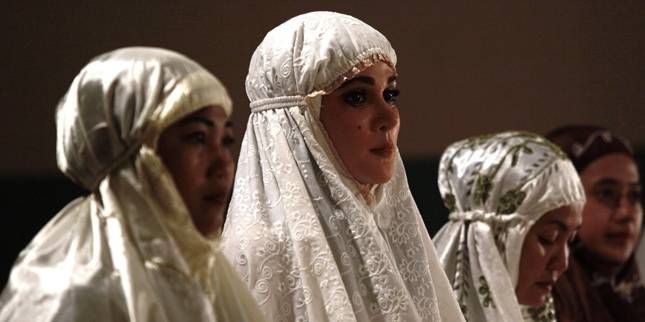 Luna Maya Perankan Suzzana Dalam Film Bernafas Dalam Kubur