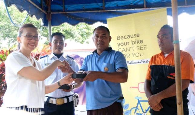 Essilor Gelar Pemeriksaan Mata Gratis Bagi Pengemudi Kendaraan Publik di Terminal Grogol